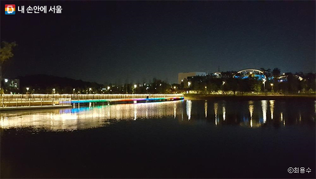 서울식물원 호수원 서쪽 산책로에서 건너다 본 서울식물원 주제원(온실)의 야경