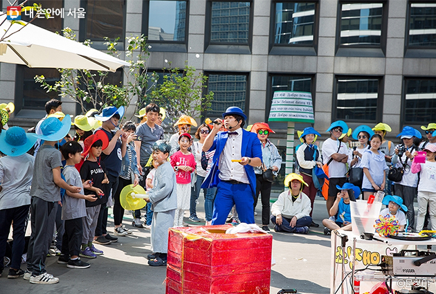 서울로 7017 개장 2주년 행사 중 하나로 버블 매직쇼가 진행돼 어린아이들이 즐거워했다