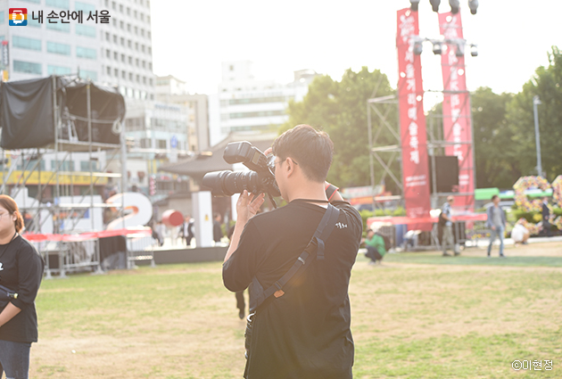 몇 해 동안 서울거리예술축제에서 사진·영상 분야 자원활동가로 활동해온 안용준 씨