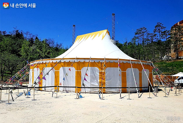 문화비축기지에 설치된 서커스 공연의 상징, 서커스 텐트