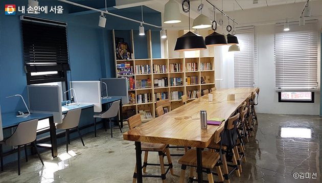 성북동청소년공부방 푸른하늘 / 혼자 조용히 공부할 수 있는 공간과 함께 어울릴 수 있는 공간이 있다.