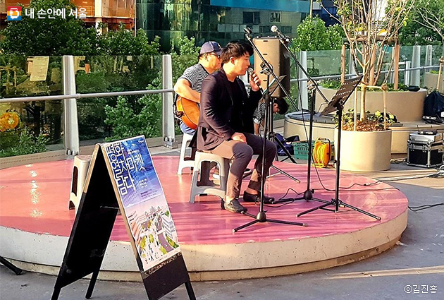 서울로7017에서의 버스킹 공연 모습. 서울로에는 시민예술가들의 자율적인 공연이 가능한 ‘버스킹 프리존’이 있다