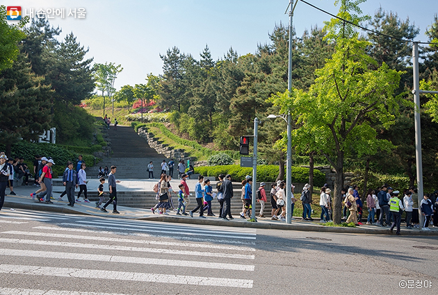 서울로 걷기대회에 참여한 시민들이 남산에서 한양도성길을 따라 서울로7017로 향하고 있다
