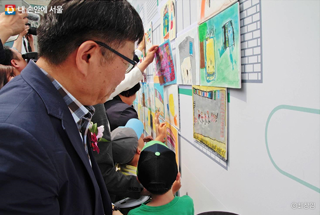 아이들이 서울기록원의 모습을 그림으로 표현했다