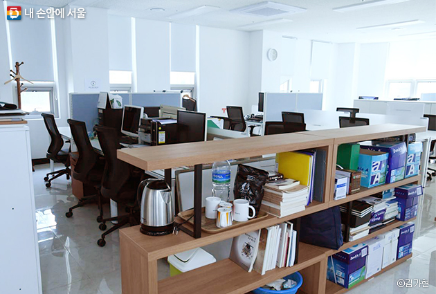 창업과 창직을 고민하는 50+세대를 위해 업무공간을 제공하는 50플러스캠퍼스의 공유사무실 모습