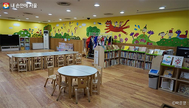 책상과 놀이기구, 어린이 도서들 겸비한 어린이학습실