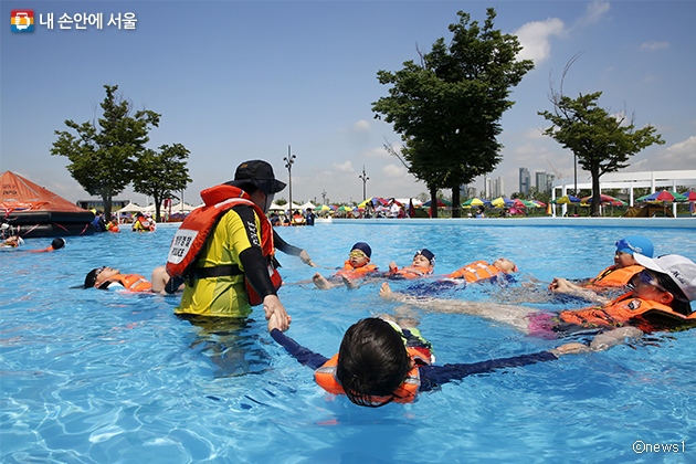 인천해양경찰청의 생존수영 체험교실