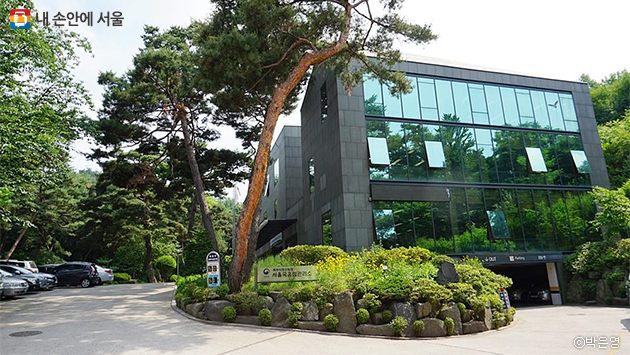 서울국유림관리소 건물 뒤로 보이는 삼태기 숲