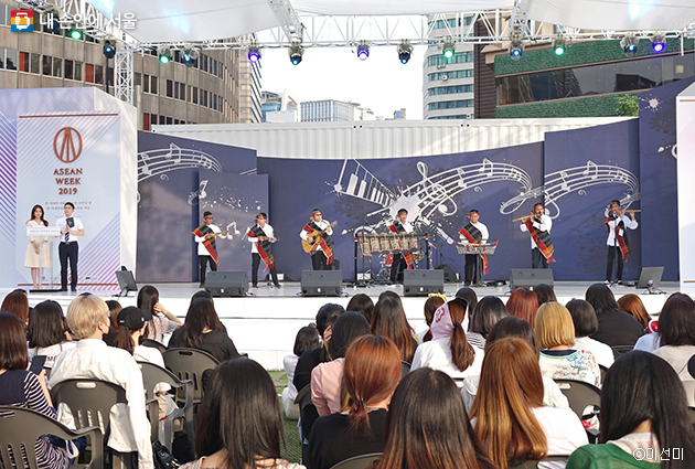 아세안 10개국 공연단이 전통과 현대가 어우러진 민속공연을 보여주었다.