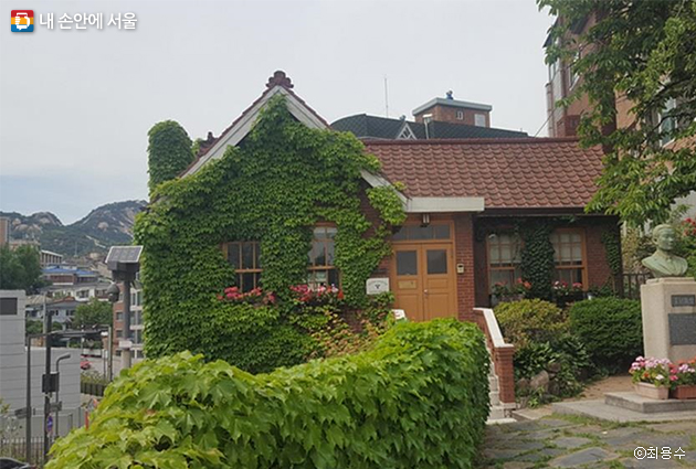 교남동 월암근린공원에 있는 홍난파의 옛 집,독일인 선교사가 지은 서양식 벽돌가옥으로 근대문화유산으로 지정되어 있다.