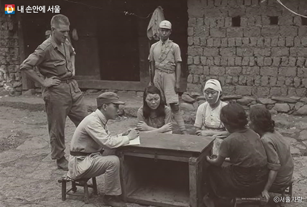 1944년 9월 8일 중국 윈난성 쑹산 지역에서 포로로 붙잡힌 조선인 위안부들을 연합군이 심문하는 장면. (촬영 : 육군 164통신사진중대 소속 조지 코쿠렉, 공개 : 1946년 7월 15일)