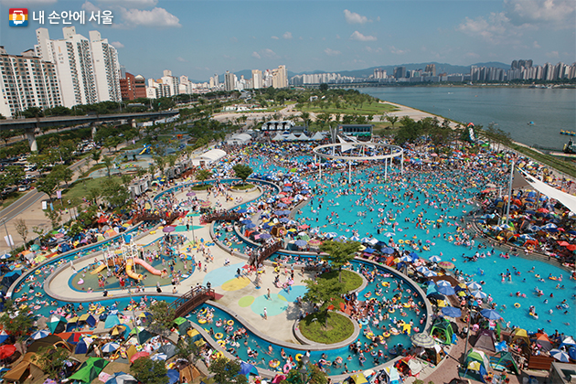 뚝섬 한강 야외수영장에서 여름나기를 즐기는 시민들