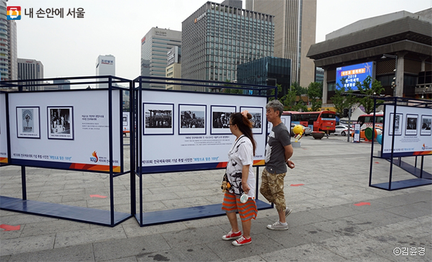 시민들이 전국체전 사진전을 감상하고 있다.