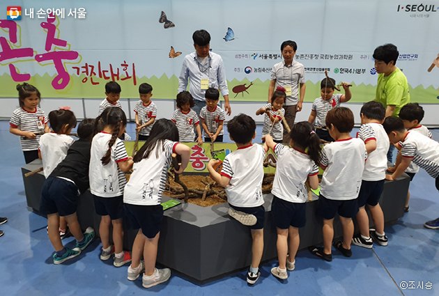 대한민국 애완곤충대회 중 장수풍뎅이 낚시 체험에 참여하고 있는 아이들