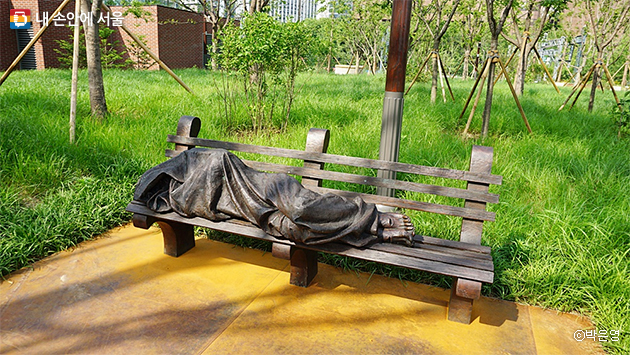 낡은 담요 한 장으로 온 몸을 감싼 노숙자의 모습을 한 티모시 쉬말츠 조각가의 '노숙자 예수상'