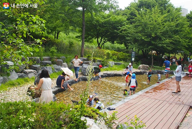 봉수대공원 물놀이장 바로 옆, 참방참방개울에서 물놀이를 즐기고 있는 시민들