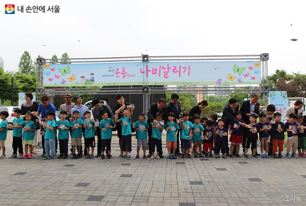 SETEC 행사장 입구에서 아이들이 나비날리기 이벤트에 참여하고 있다.