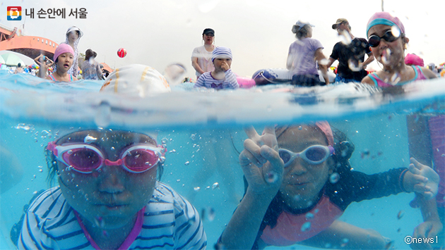 한강 야외수영장에서 물놀이를 즐기는 어린이들