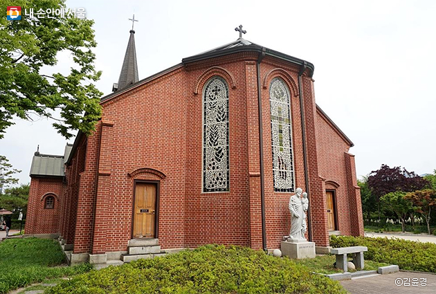 벽돌을 직접 제조해 만든 한국 최초의 서양식 성당 약현성당