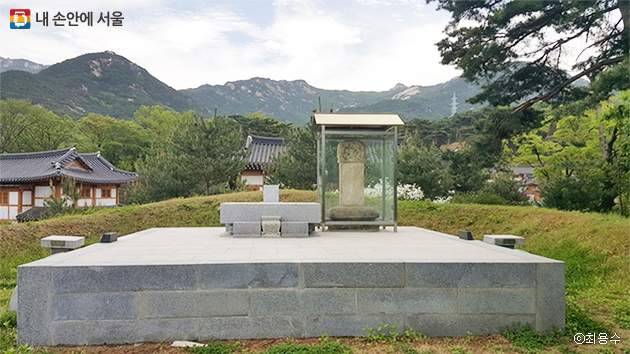 400년만에 고국으로 돌아온 숙용심씨 묘표(유리관), 아들 영산군 묘역에 옮겨 놓았다.