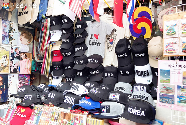 서울 여행 기념품으로 독특한 모자 어때요?