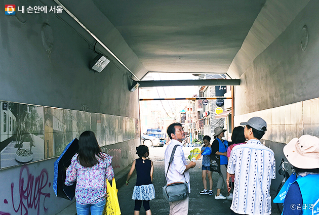 `홍대&망원 마을여행` 중 경의선책거리주변 골목투어에 참여한 시민들