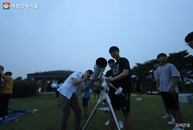 ‘노을열린관측회’에서 망원경 설치하는 광성고 지구과학부 학생들