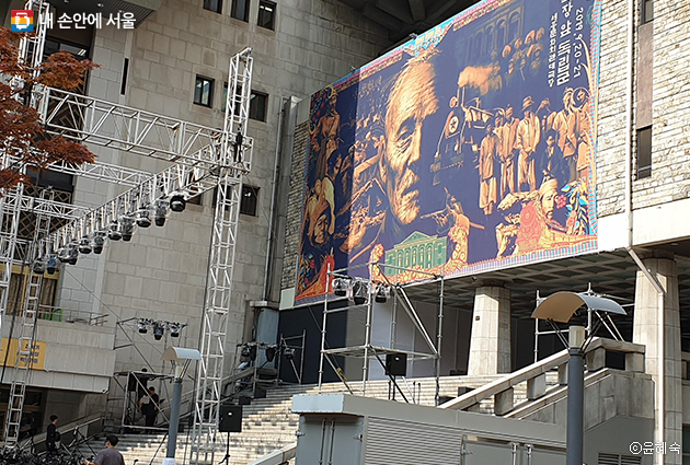 세종문화회관 대극장 뒤편에 마련된 ‘극장 앞의 독립군’ 쇼케이스 야외 공연장