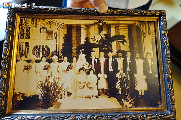백인제 가옥 안채 안방에 있는 백인제, 최경진 부부의 결혼사진