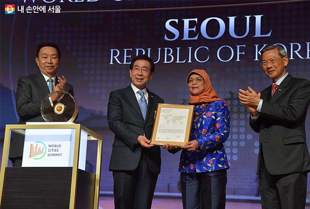 지난해 7월 싱가포르 리츠칼튼 호텔에서 개최된 리콴유 세계도시상 시상식에서 상을 받고 있는 박원순 서울시장