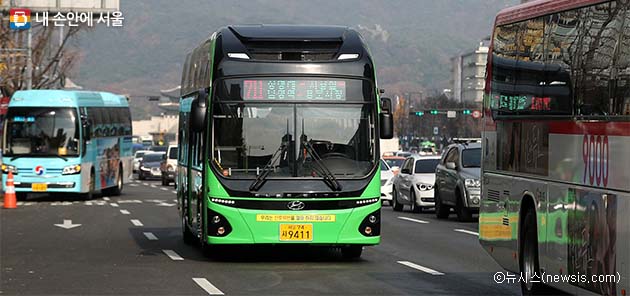 서울 시내버스에 처음 도입된 전기버스가 도심을 지나가고 있다