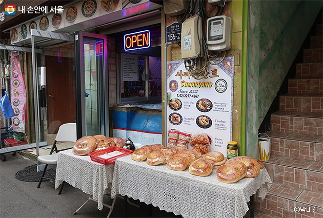 워크숍의 일환으로 현장에 나갔던 동대문 광희동 중앙아시아거리에서 촬영한 빵집