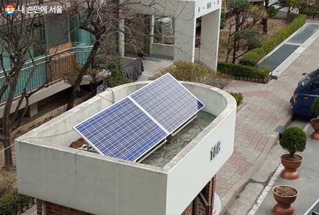 미니 태양광 발전소가 설치된 아파트 경비실