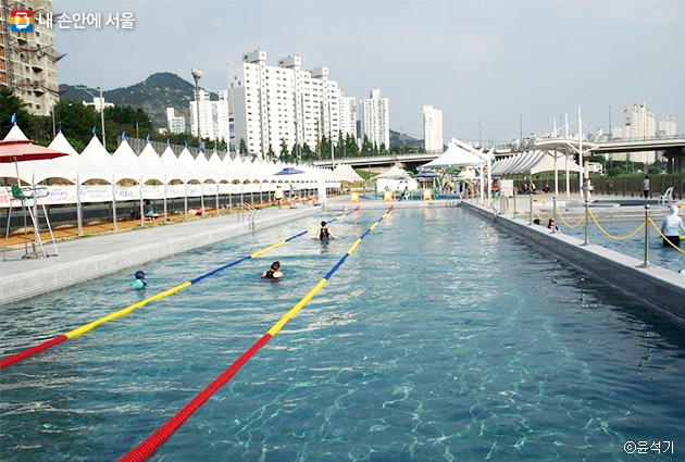 중랑천 물놀이장에 서울시 야외수영장으로는 최초로 국제규격을 갖춘 50m 성인용 풀장이 개장했다
