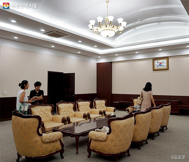 서울올림픽 이후 집기를 그대로 사용하고 있는 VIP룸