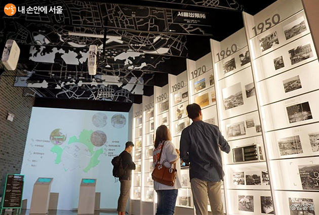 돈의문박물관마을 내 조성된 ’서울도시재생 이야기관‘을 둘러보는 사람들