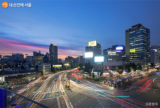 서울 야경명소 서울로7017에서 찍은 도심 길
