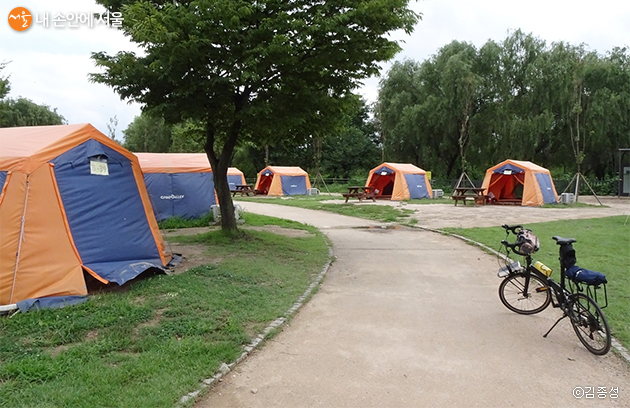 텐트와 캠핑장비를 대여할 수 있어 몸만 가도 된다.