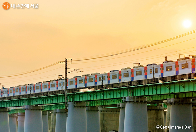 서울교통공사는 지하철 역사 환경과 승객 편의를 위해 다양한 시설들을 도입하고 있다