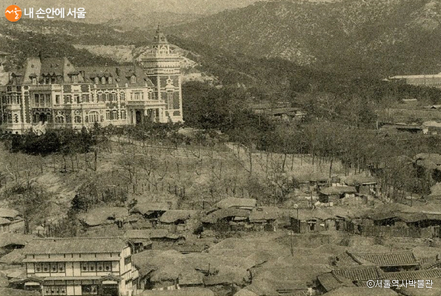 1920년대 서촌 일대 전경, 사진 왼편 산 능선에 있던 윤덕영의 별장 ‘벽수산장’