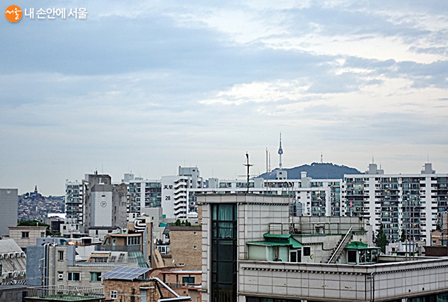 가로수길 가로골목 루프탑에서 바라본 서울 풍경