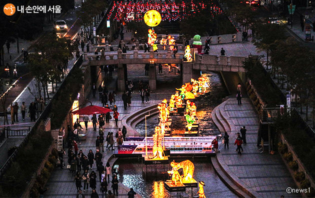 ‘2019 서울빛초롱축제’가 오는 11월 1일부터 11월 17일까지 17일간 청계천에서 열린다