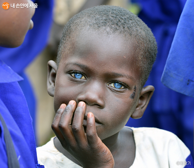 우간다에서 만난 신비로운 눈을 가진 아이