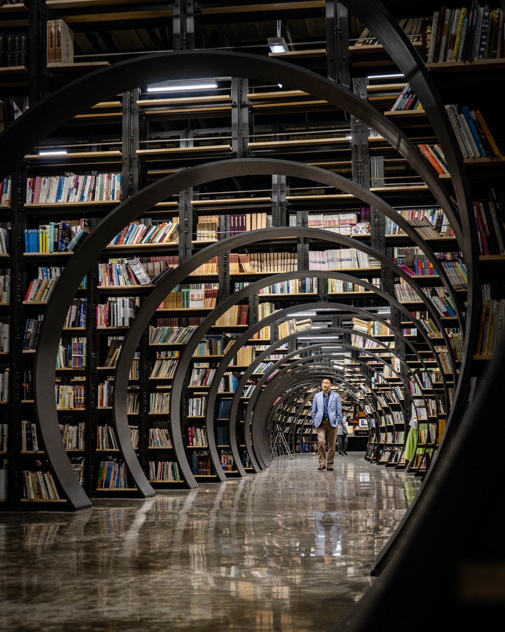 서울책보고안의 터널은 책 내음으로 가득하다.