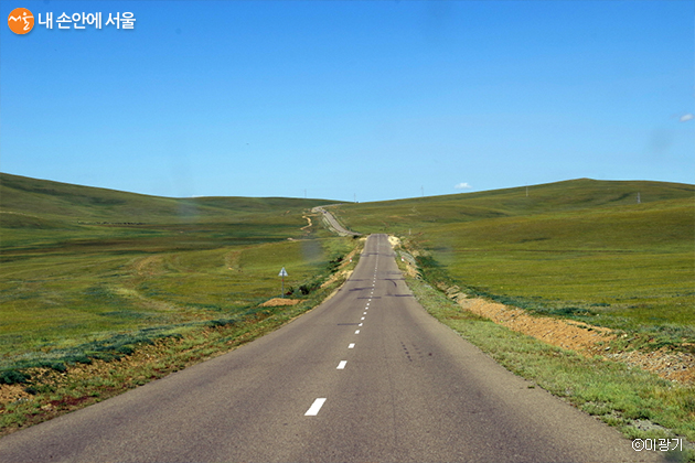 몽골에서 마주한 길, 내가 가는 이 길이 올바른 길인지 되묻곤 한다. 