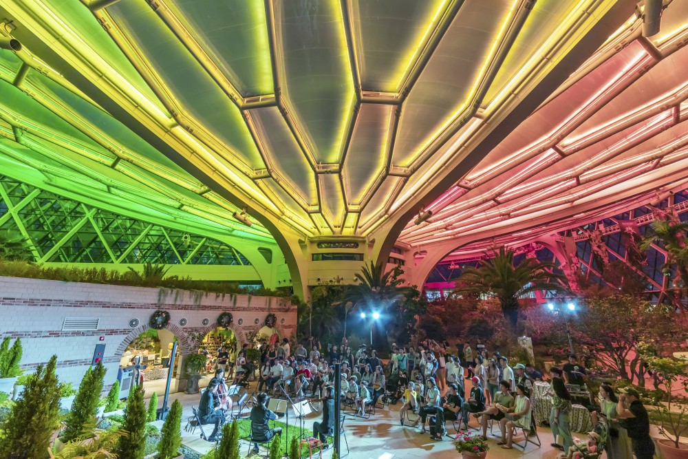 서울식물원 제1회 야간개방 행사 표가 순식간에 동이 날만큼 뜨거운 관심을 끌었는데 행사내용도 알차고 많은 사람들에게 추억을 만들어준 것같습니다 이날 서울식물원 온실의 화려한 조명아래서 있었던 연주회 풍경을 담았습니다