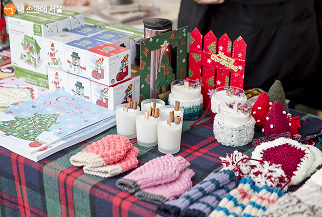 ‘모두의 성탄시장’에서는 겨울소품 및 액세서리를 구입할 수 있다.