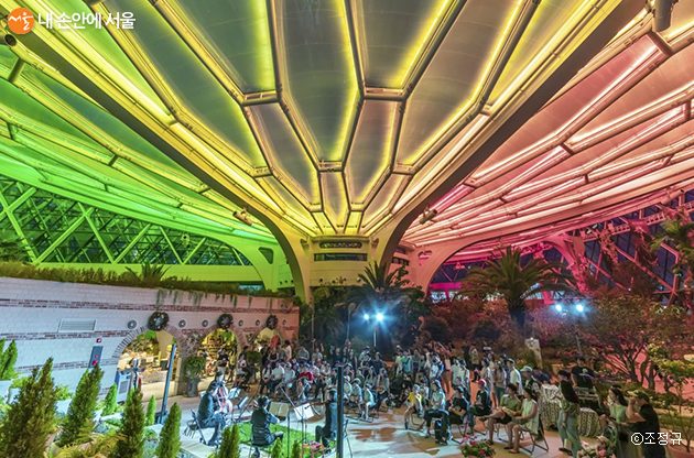야간 특별관람 기간 동안 매일 두 차례 공연이 열린다. 2019년 서울 사진 공모전 장려상
