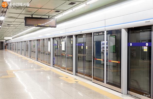 서울시가 일부 지하철 역 이름에 지역 명소를 병기하기로 결정했다.