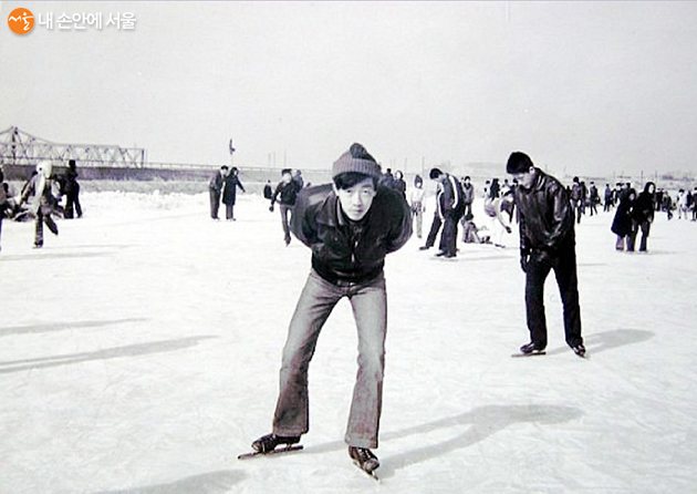 1950~60년대 시민들이  한강에서 스케이트를 타고 있다